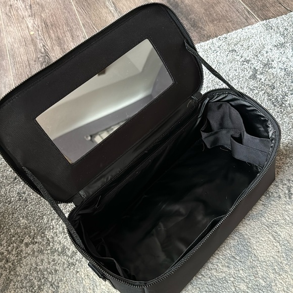 MAC Cosmetics Carry All - Picture 5 of 5